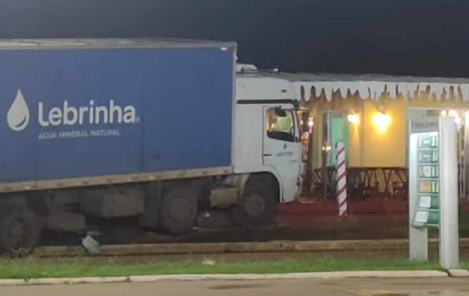 Embriagado, motorista da Lebrinha  preso aps perder controle de caminho e invadir Vila do Chocolate; veja vdeos