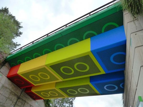 Ponte na Alemanha parece feita com peas de Lego