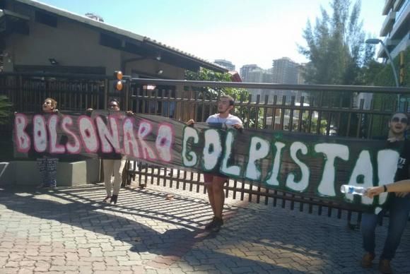Grupo Levante Popular protesta em frente  casa de Bolsonaro no Rio