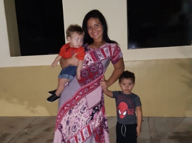 Me de dois filhos, mulher pede emprego nas redes sociais em Cuiab