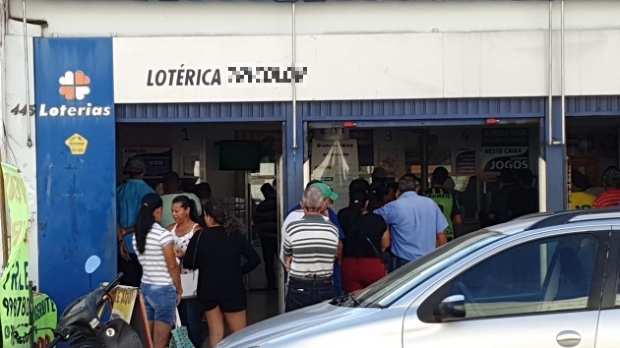 Com prmio da Mega-Sena de R$ 275 milhes, lotricas amanhecem cheias