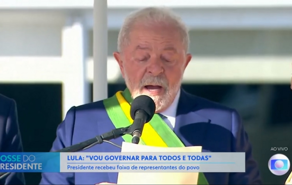 Fila na porta dos aougues ao mesmo tempo de filas para compra de jatinhos, diz Lula em discurso no parlatrio