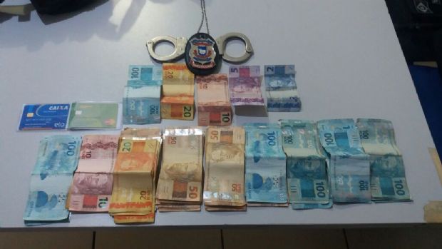 Policia prende seis traficantes e apreende R$ 7 mil em mala de viagem