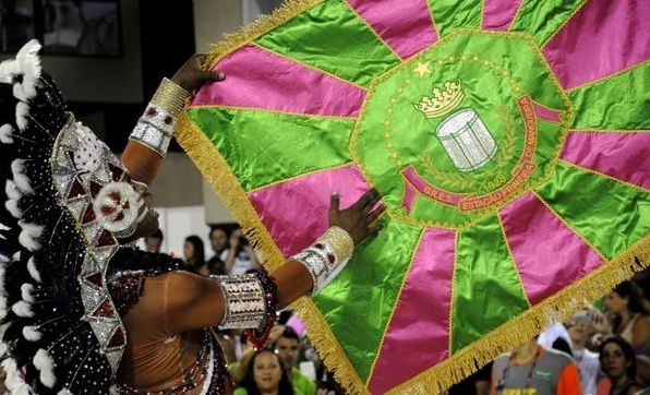 Carnaval de bairro ter teles para populao ver desfile da Mangueira