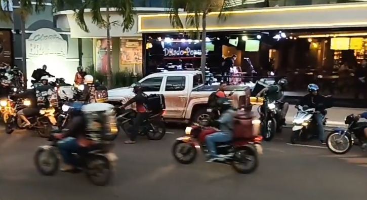 Vendedor de salgados  agredido por gerente de bar e motoboys fazem buzinao