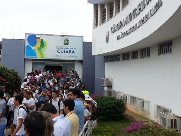 Manifestantes voltam  Cmara e cobram dos vereadores criao de CPI do transporte pblico