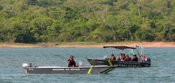 Barco vira e deixa sete pessoas  deriva por quatro horas no Lago de Manso