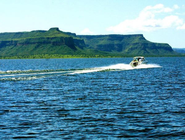 Marinha resgata cinco adultos e quatro crianas de embarcao sem combustvel no Lago de Manso