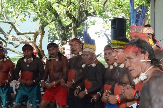 Xavantes fazem ato em defesa de Maraiwatsede durante a Cpula dos Povos, na Rio+20
