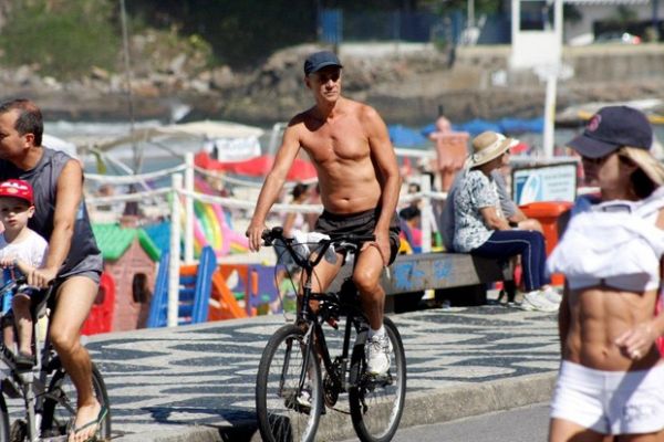 Marcos Caruso pedala no Rio