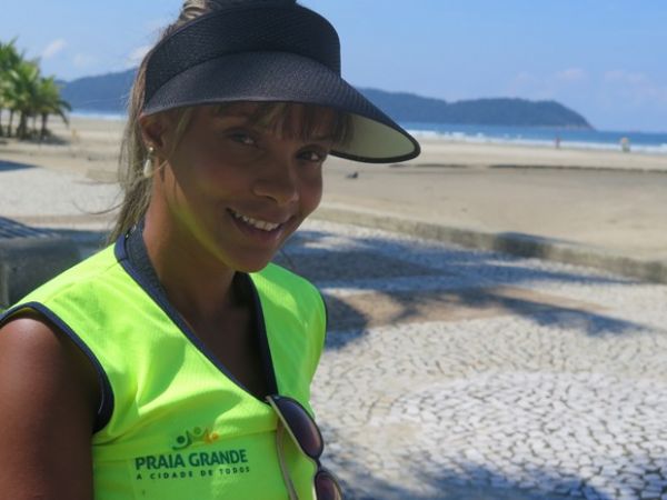 Ana Paula Cassia trabalha na limpeza da orla de Praia Grande