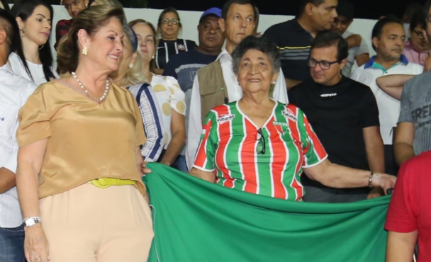 Mariana Fernandes ao lado da prefeita de VG, Lucimar Campos
