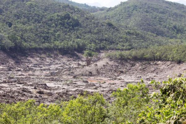 MG: Samarco admite risco de rompimento de mais 2 barragens