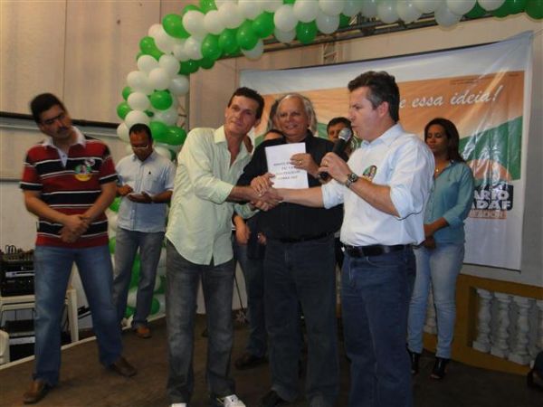 Mario Nadaf entrega abaixo assinado para Mauro Mendes no acabar com Cuiab Vest