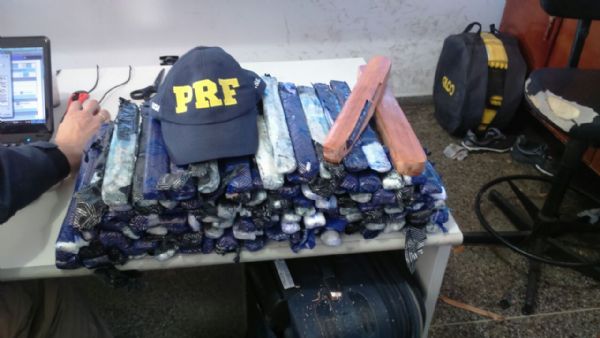 Em nibus, PRF apreende 126 tabletes de pasta base e prende duas mulheres