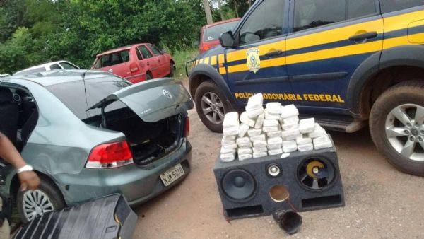 Ex-soldados do Exrcito sofrem acidente e PRF 'encontra' 43 quilos de cocana em carro