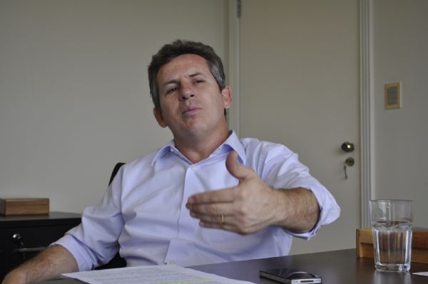 Mauro Mendes cola caos da sade de Silval e mensalo em Ldio Cabral