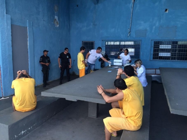 Equipe de sade em atendimento aos recuperandos em unidade prisional