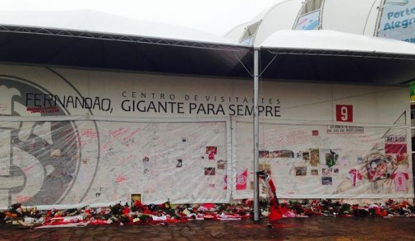 Protegido: Memorial a Fernando tem toldo e plstico sobre mensagens