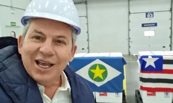 Governador grava vdeo em So Paulo mostrando lote de vacinas que vir para Mato Grosso