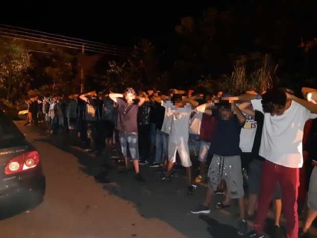 PM fecha festa rave com 800 pessoas em bairro nobre, prende quatro e apreende pores de drogas