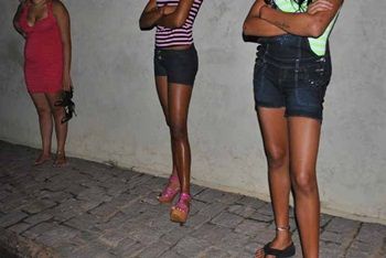 Cinco meninas que se prostituam em troca de droga so apreendidas; a maioria tm 13 anos