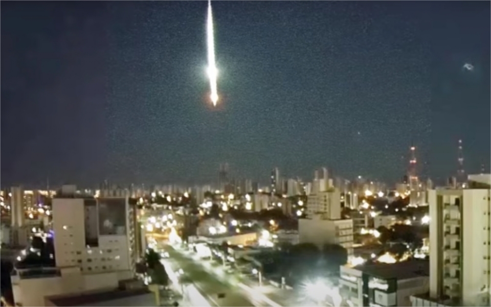 Cmeras flagram meteoro no cu de Cuiab e outra cidade de MT durante a madrugada; vdeo