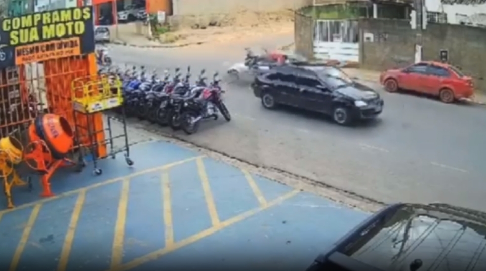 Vdeo mostra momento de batida entre motociclista e carro em Cuiab; piloto morreu