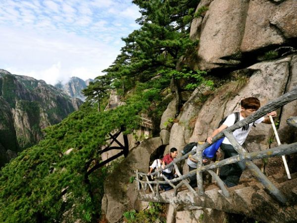 Montanhas na China tm 50 km de caminhos estreitos e 60 mil degraus