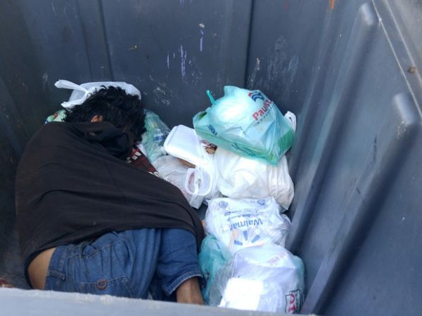 Homem vive dentro de continer de lixo: 'Assusta e choca', diz moradora