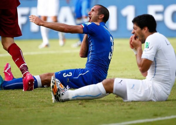Chiellini reclamou com rbitro, mas Surez no foi expulso durante o jogo entre Itlia e Uruguai