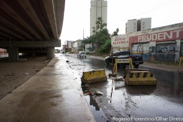 Populares desbloqueiam marginal do viaduto do Despraiado sob risco de desmoronamento;  fotos 