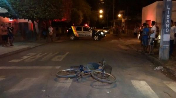 Homem  executado por motorista de picape ao transitar de bicicleta por avenida