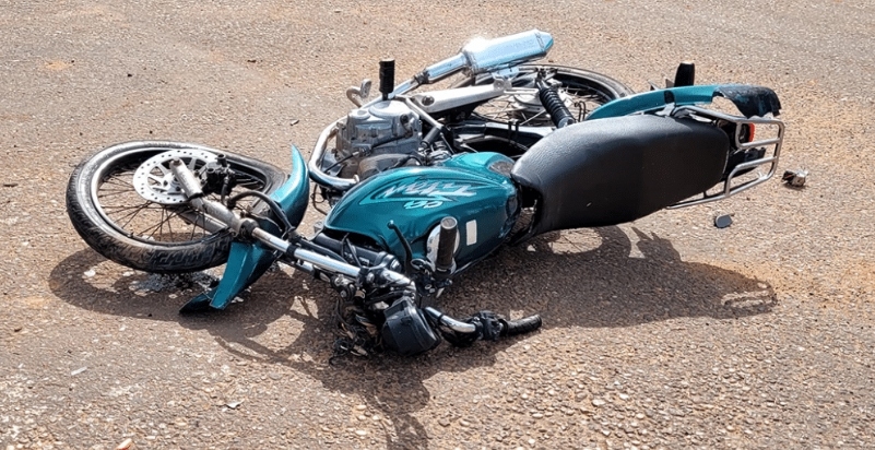 Motociclista sem CNH morre aps atingir caminhonete em cruzamento de rua