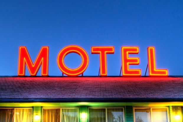 Homem morre durante programa em quarto de motel; prostituta  suspeita de roubar dinheiro
