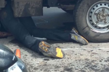 Motociclista perde equilbrio cai da moto e morre atropelado por caminho