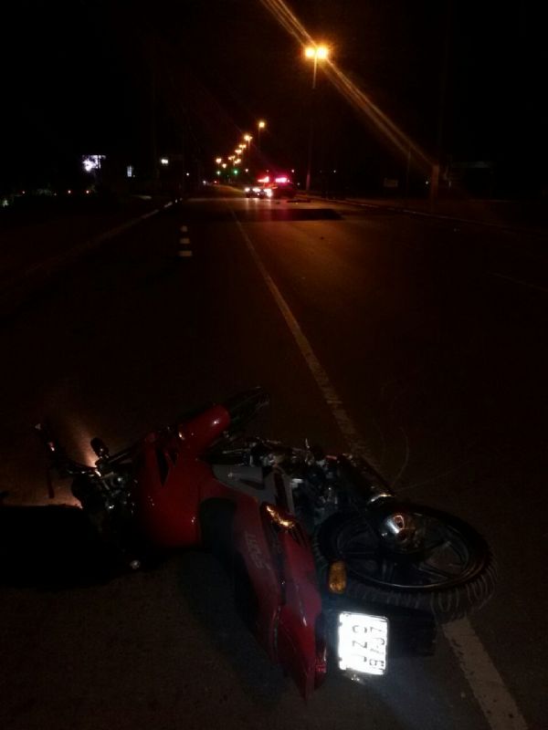 Motociclista bate em placa e morre na avenida Fernando Corra da Costa