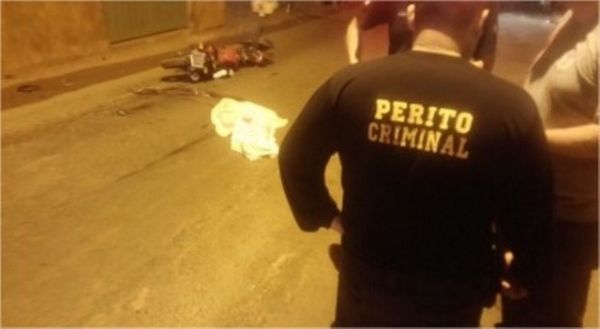 Casal morre aps HB20 atropelar motocicleta na Estrada da Guia