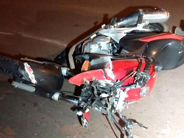 Moto ficou destruda e os dois ocupantes morreram no local do acidente