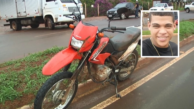 Jovem de 25 anos morre ao colidir motocicleta em poste