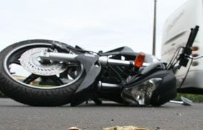 Motociclista atropelado por caminho morre na hora em acidente