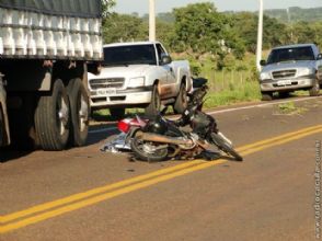 Motociclista morre ao bater na traseira de caminho durante forte chuva
