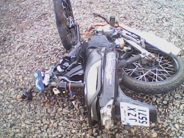 Jovem de 18 anos joga motocicleta contra carreta e morre na hora