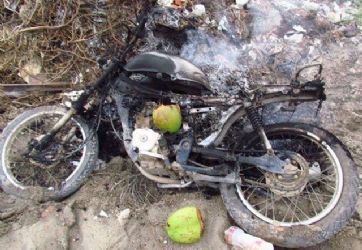 A vtima foi amarrada na moto e quase morreu queimada