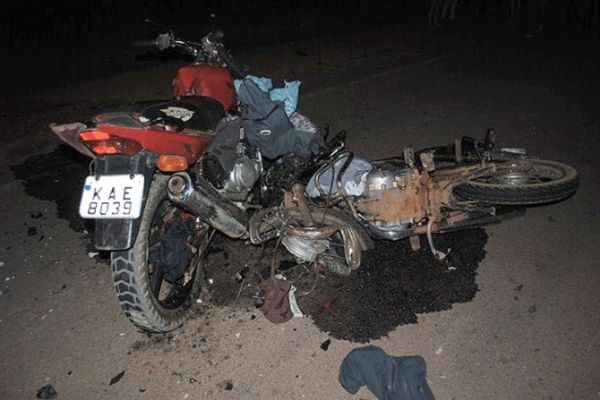 Motociclista e adolescente morrem ao baterem moto em um caminho