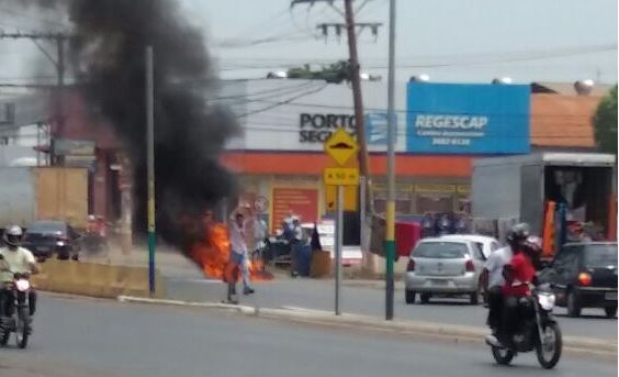 Motocicleta pega fogo e piloto abandona veculo no meio de avenida