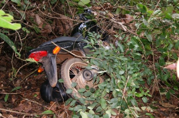 Motocicleta foi camuflada no interior da mata, provavelmente para que os bandidos voltassem busc-la