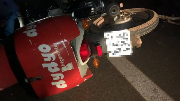 Motorista de caminho no consegue ultrapassar carreta e mata motociclista atropelado