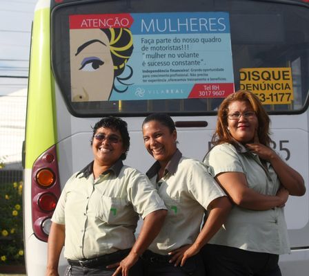 Empresas de nibus incentivam as mulheres a trabalharem como motoristas