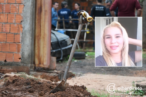 Mulher ligou para o trabalho para pedir socorro antes de ser morta e enterrada por namorado em quintal